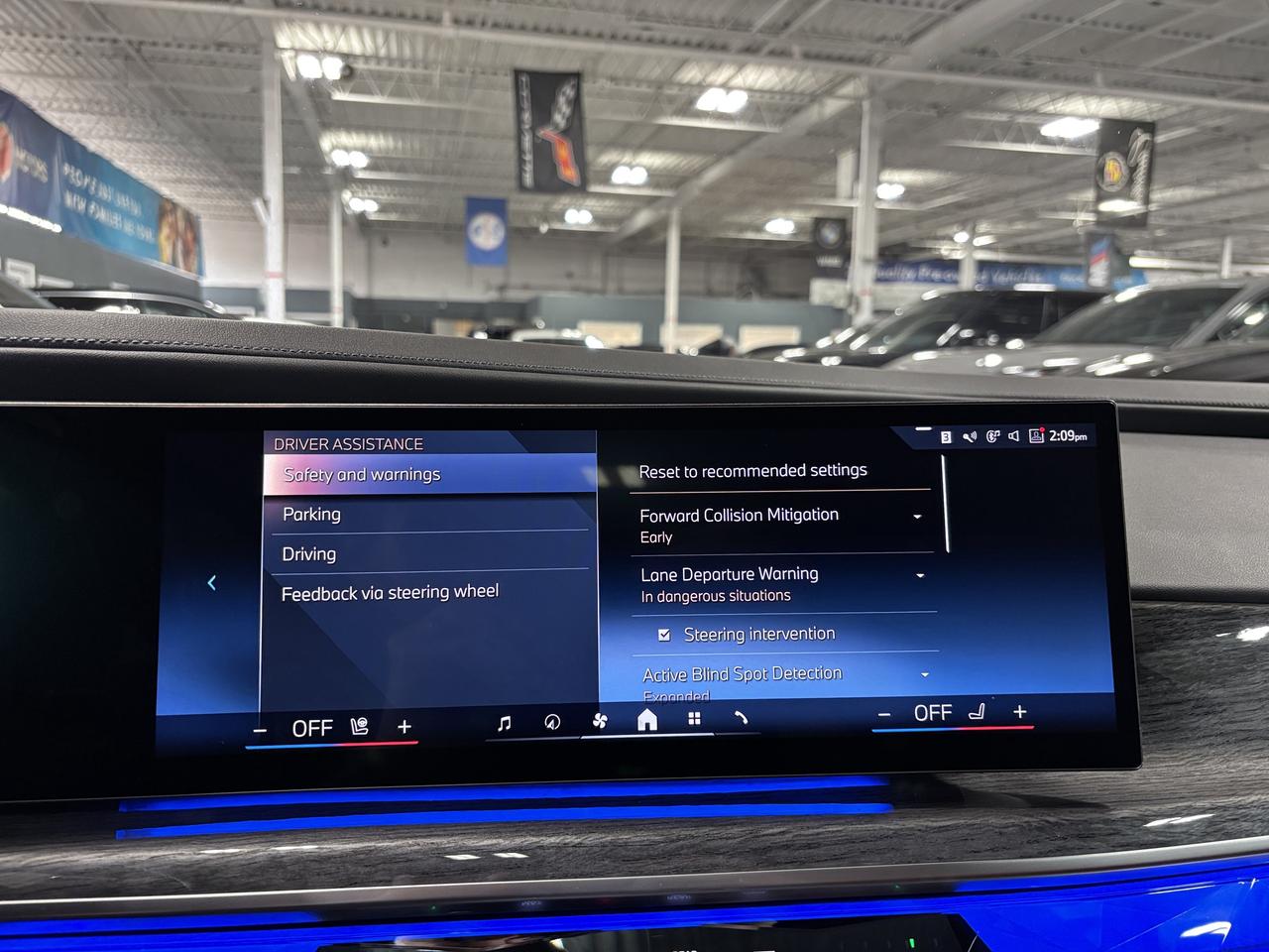 2024 BMW 7 Series 760i xDrive|MPKG|NO LUX TAX|AUTODOORS|SWAROVSKI|+ Photo