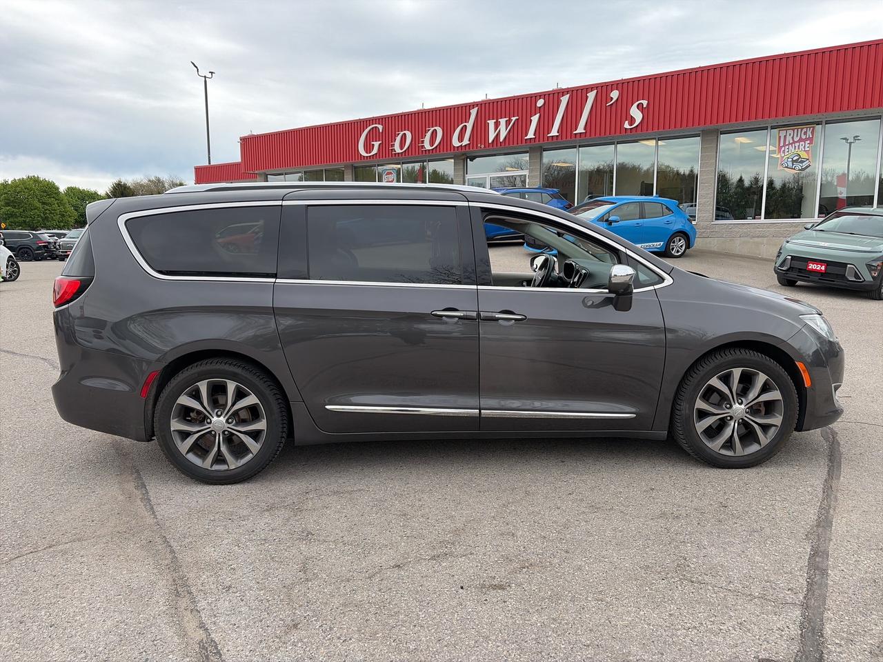 2017 Chrysler Pacifica 8 PASSENGER! LIMITED, CLEAN CARFAX, REMOTE START! Photo