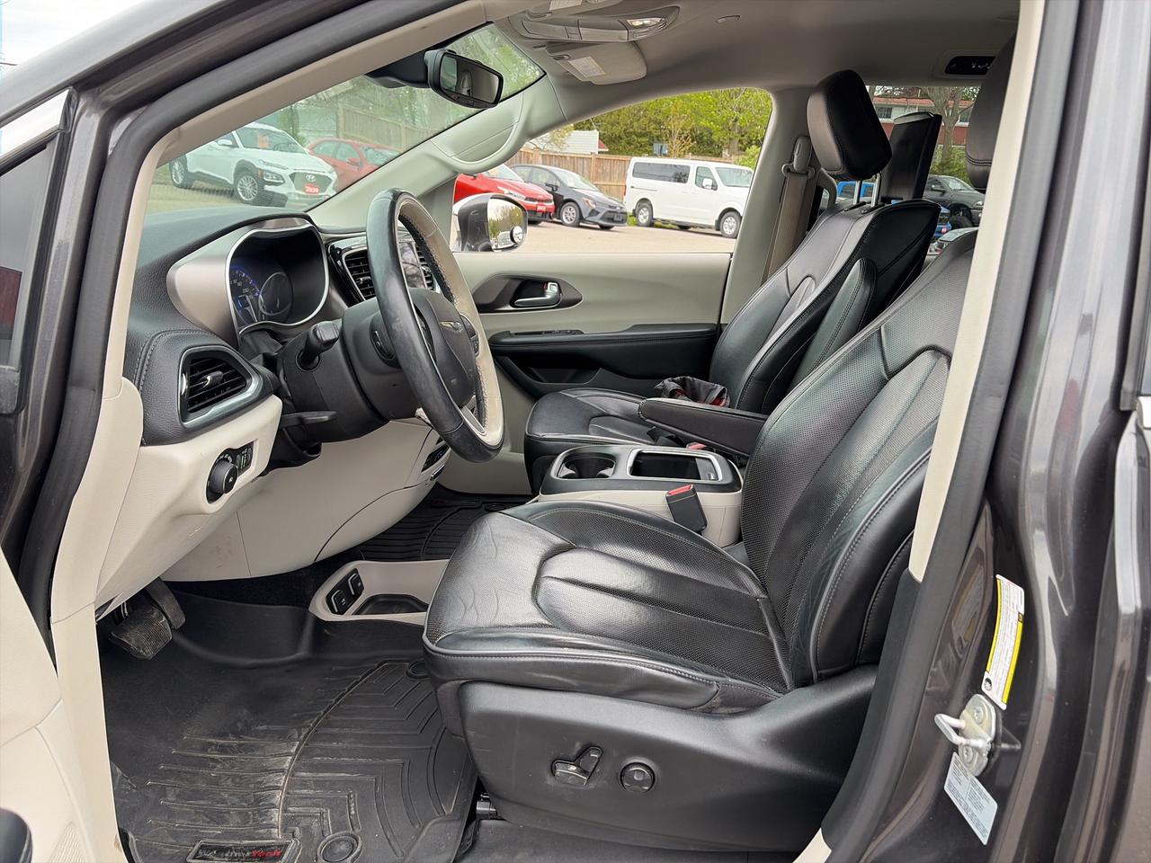 2017 Chrysler Pacifica 8 PASSENGER! LIMITED, CLEAN CARFAX, REMOTE START! Photo