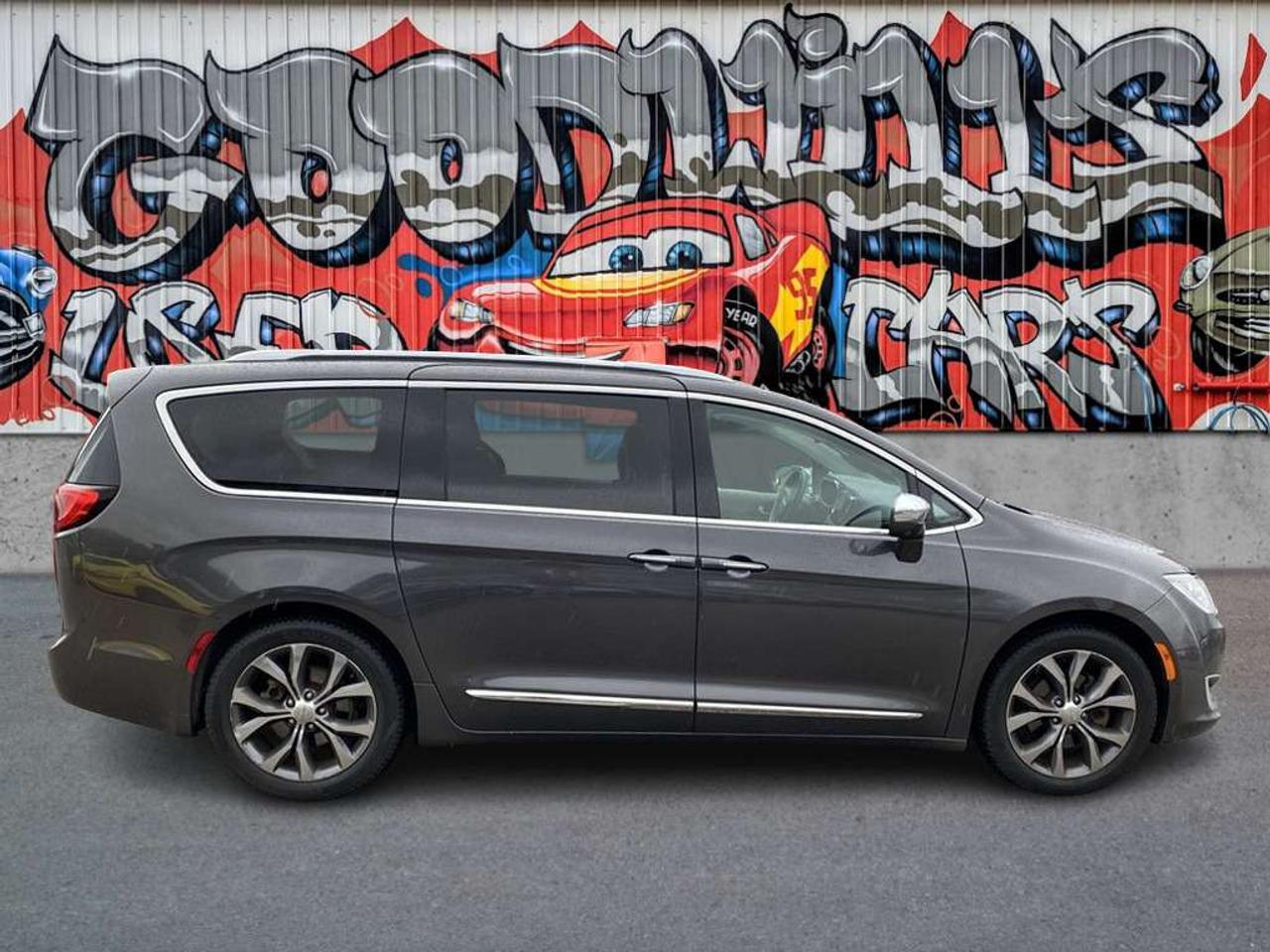 2017 Chrysler Pacifica 8 PASSENGER! LIMITED, CLEAN CARFAX, REMOTE START! Photo