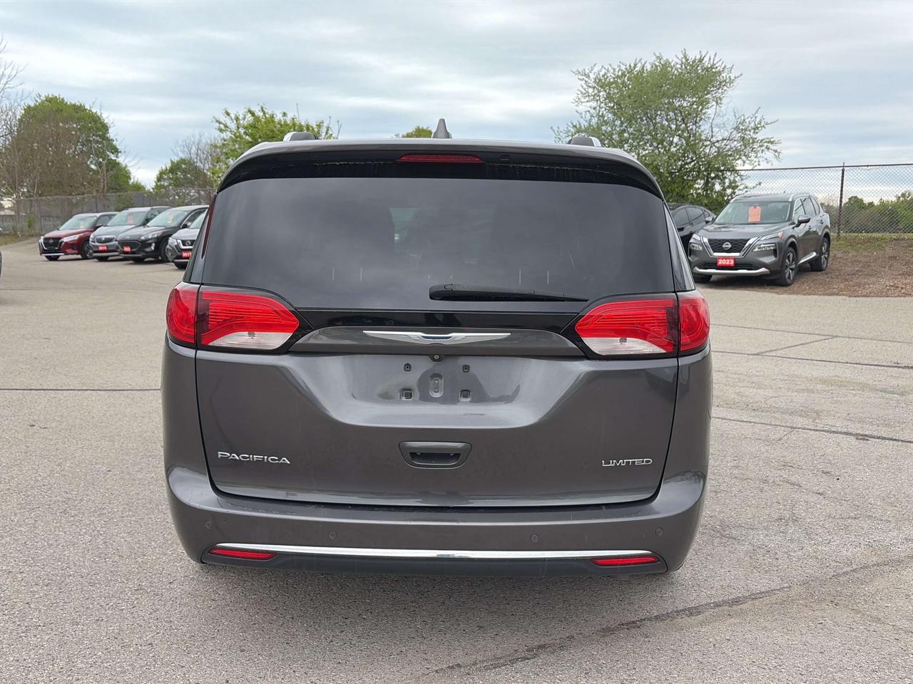 2017 Chrysler Pacifica 8 PASSENGER! LIMITED, CLEAN CARFAX, REMOTE START! - Photo #5