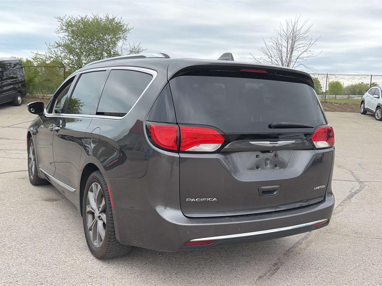 2017 Chrysler Pacifica 8 PASSENGER! LIMITED, CLEAN CARFAX, REMOTE START! Photo