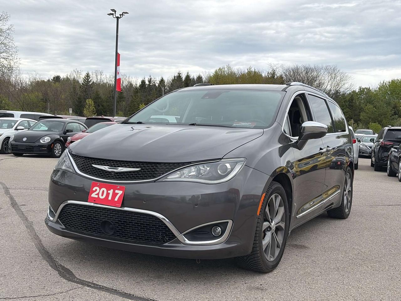 2017 Chrysler Pacifica 8 PASSENGER! LIMITED, CLEAN CARFAX, REMOTE START! Photo