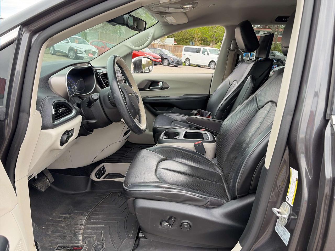 2017 Chrysler Pacifica 8 PASSENGER! LIMITED, CLEAN CARFAX, REMOTE START! - Photo #13