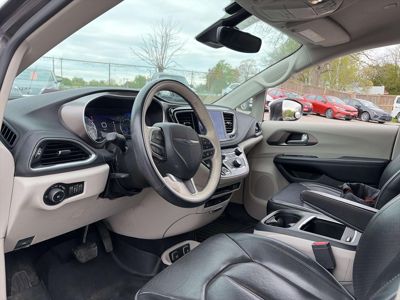 2017 Chrysler Pacifica 8 PASSENGER! LIMITED, CLEAN CARFAX, REMOTE START! Photo