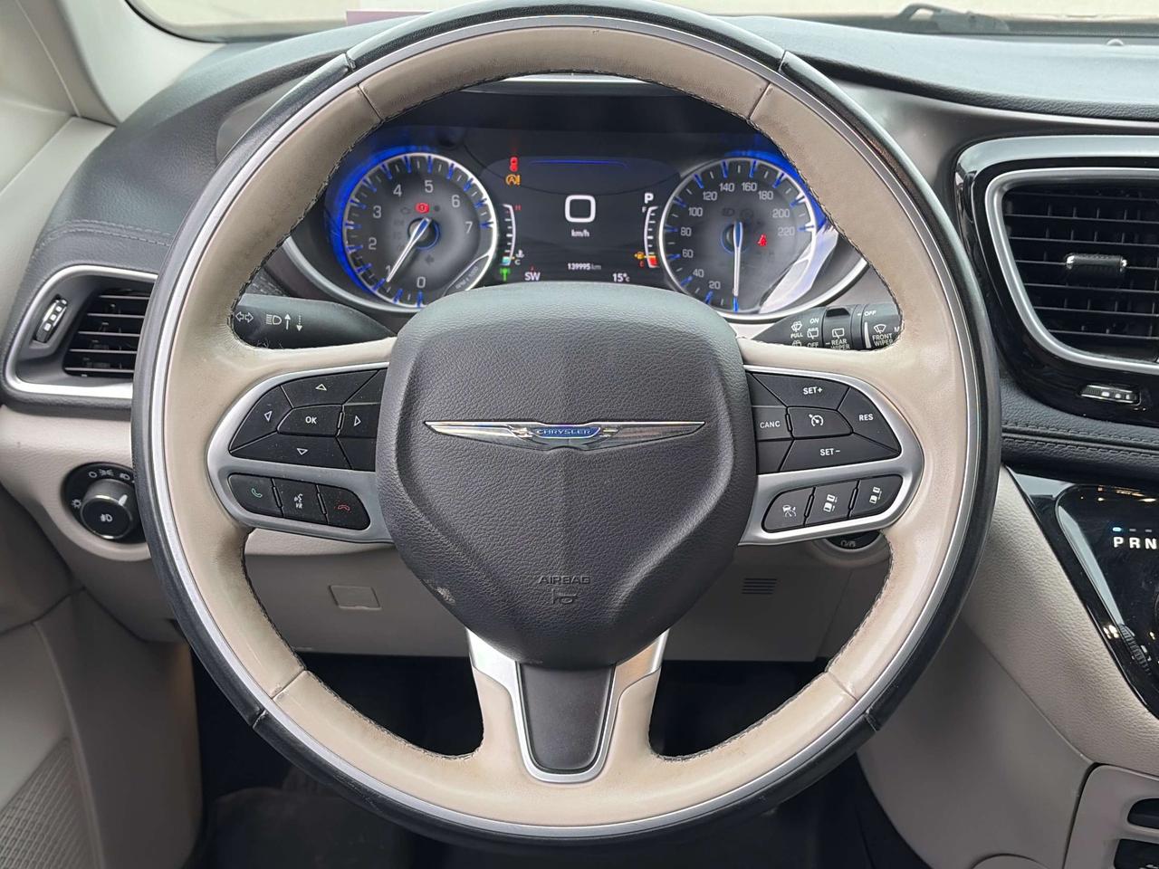 2017 Chrysler Pacifica 8 PASSENGER! LIMITED, CLEAN CARFAX, REMOTE START! - Photo #17
