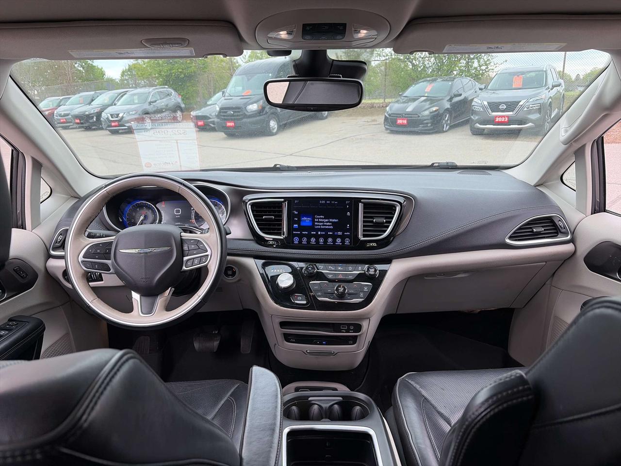 2017 Chrysler Pacifica 8 PASSENGER! LIMITED, CLEAN CARFAX, REMOTE START! - Photo #18