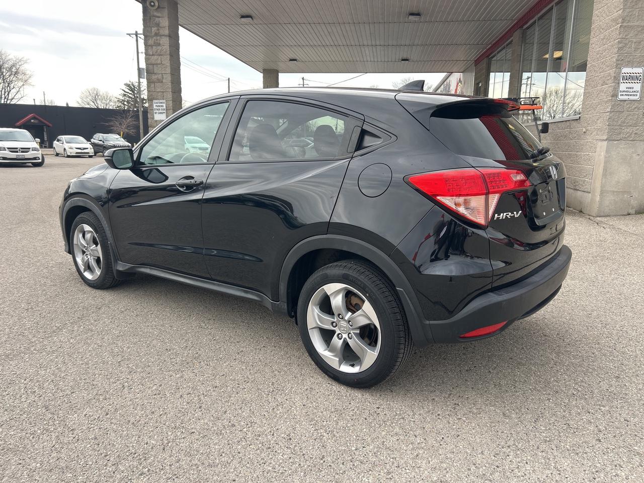 2017 Honda HR-V EX, CLEAN CARFAX, SUNROOF, HEATED CLOTH SEATS! - Photo #4