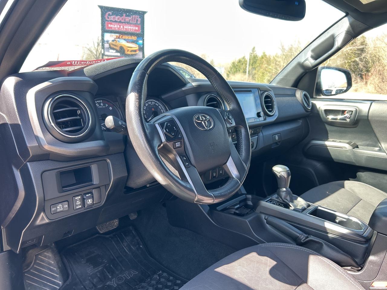 2017 Toyota Tacoma TRD SPORT, 4X4, HEATED SEATS, BACK UP CAM, NAV! Photo