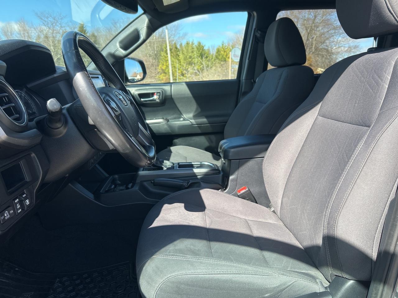 2017 Toyota Tacoma TRD SPORT, 4X4, HEATED SEATS, BACK UP CAM, NAV! Photo