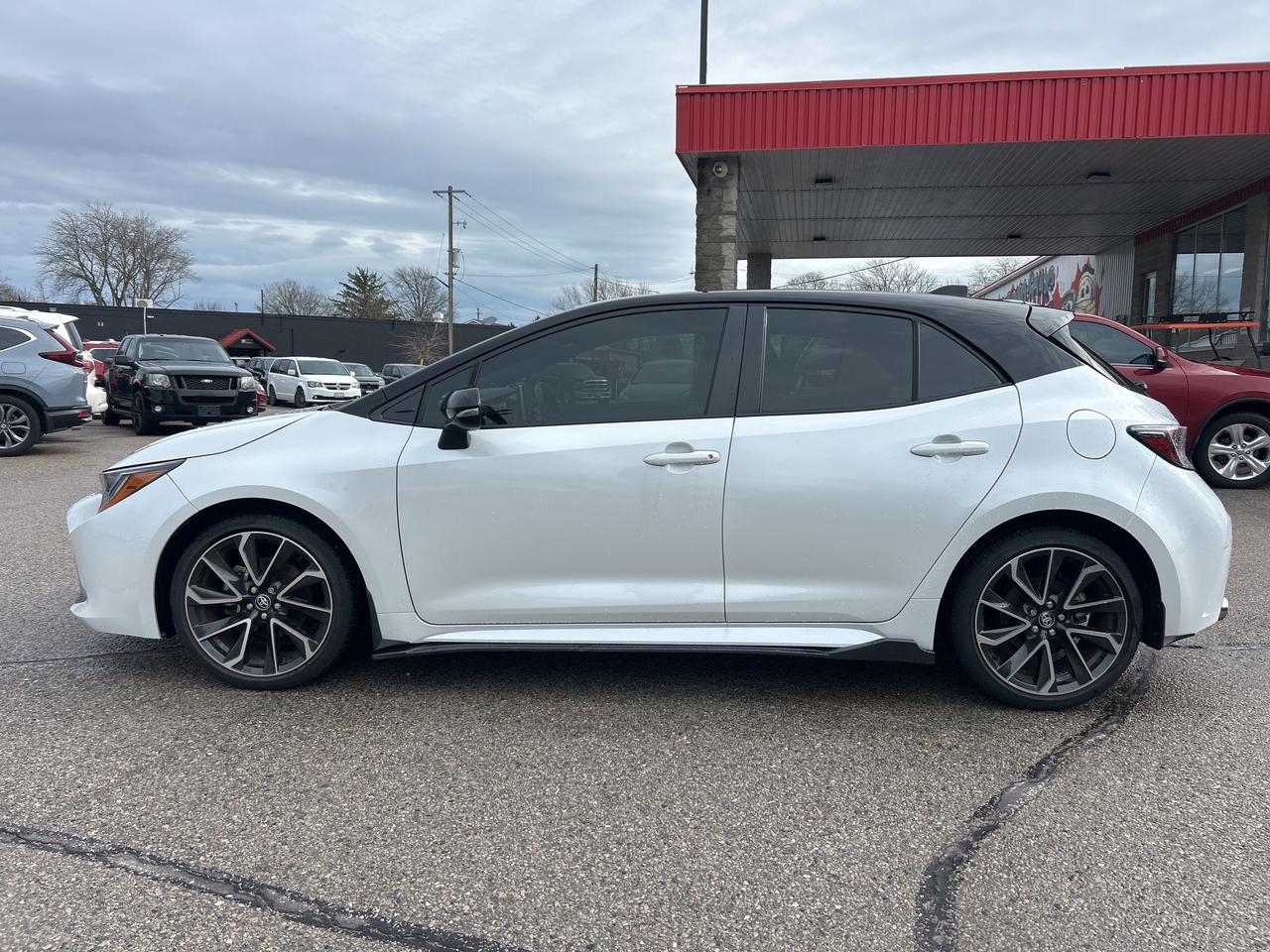 2022 Toyota Corolla Hatchback XSE, AUTO, ONLY 24 000 KMS, HEATED LEATHER! - Photo #3