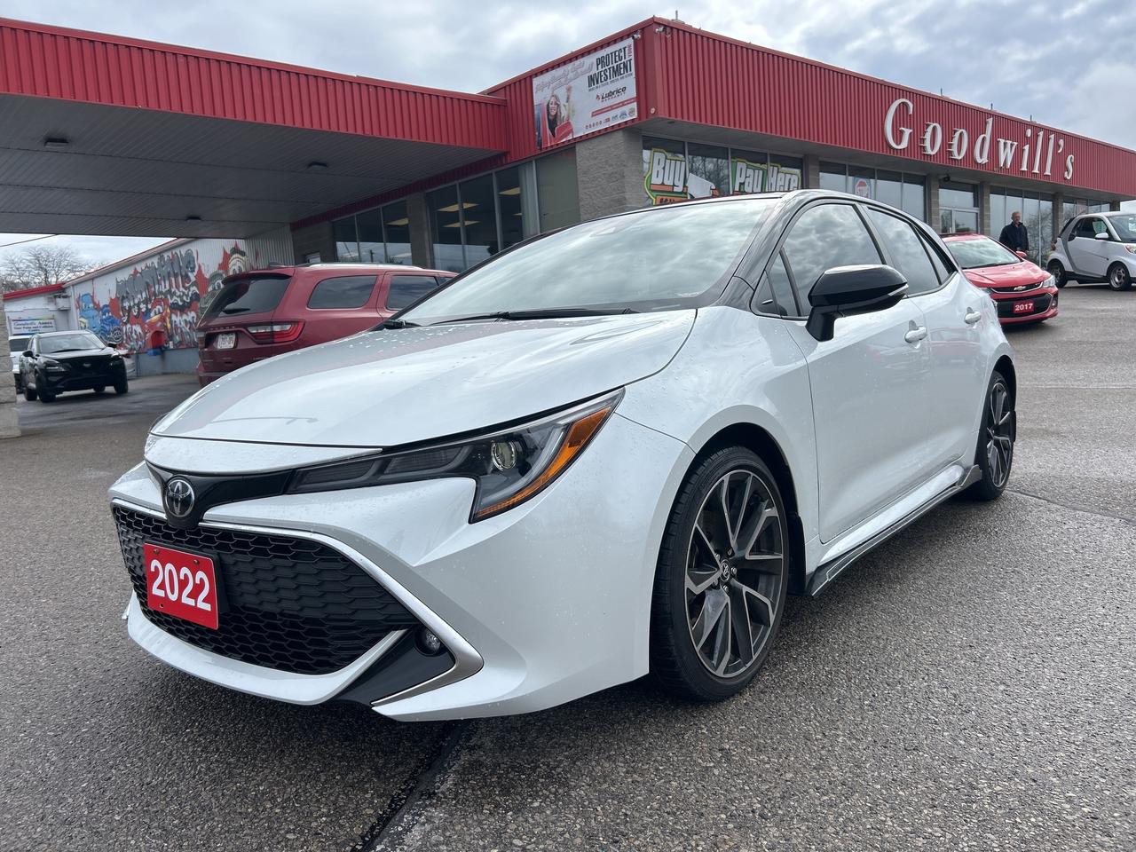 2022 Toyota Corolla Hatchback XSE, AUTO, ONLY 24 000 KMS, HEATED LEATHER! Photo