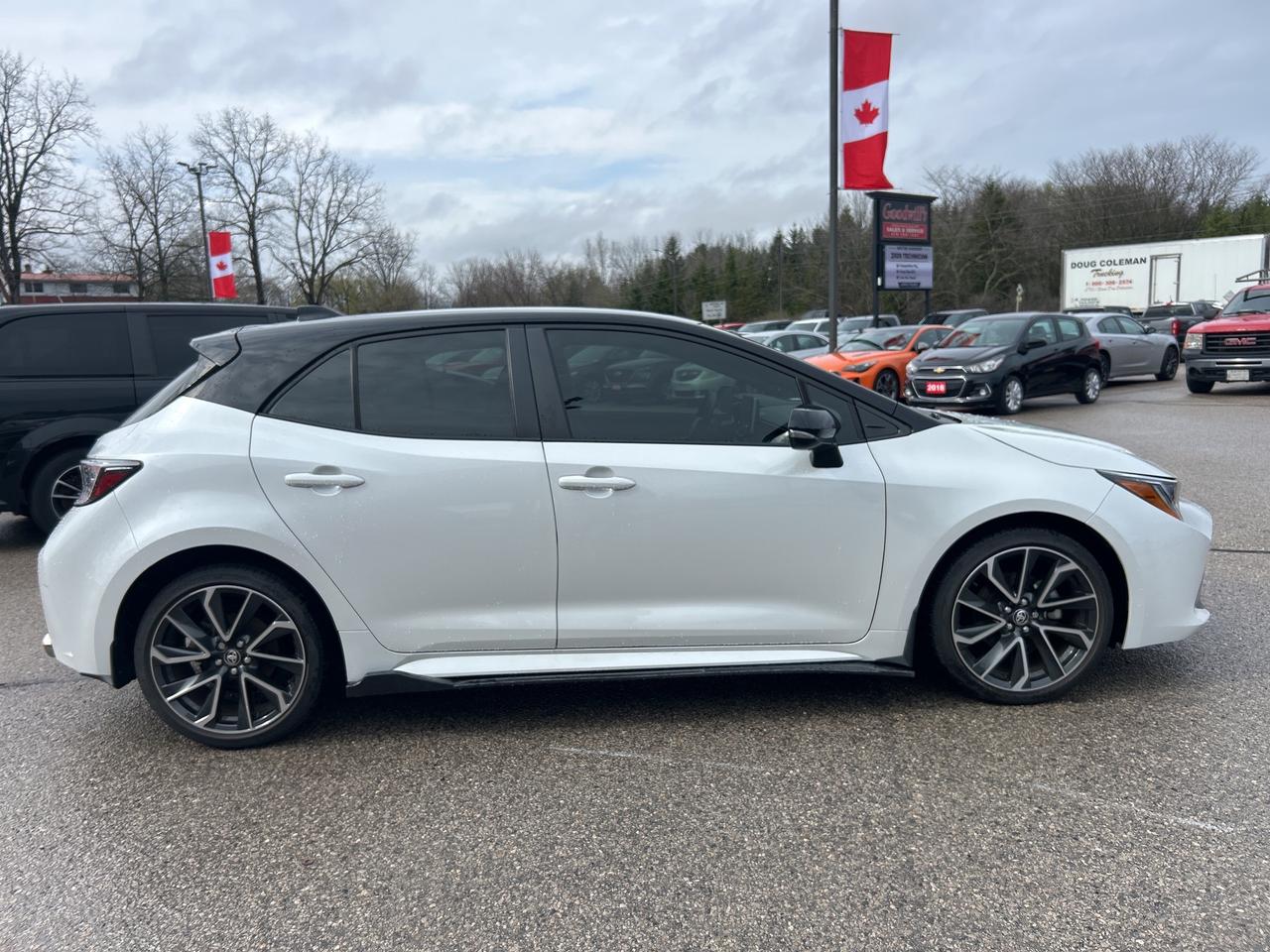 2022 Toyota Corolla Hatchback XSE, AUTO, ONLY 24 000 KMS, HEATED LEATHER! Photo