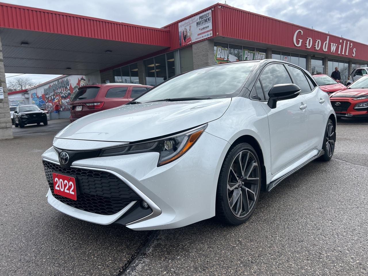 2022 Toyota Corolla Hatchback XSE, AUTO, ONLY 24 000 KMS, HEATED LEATHER! Photo