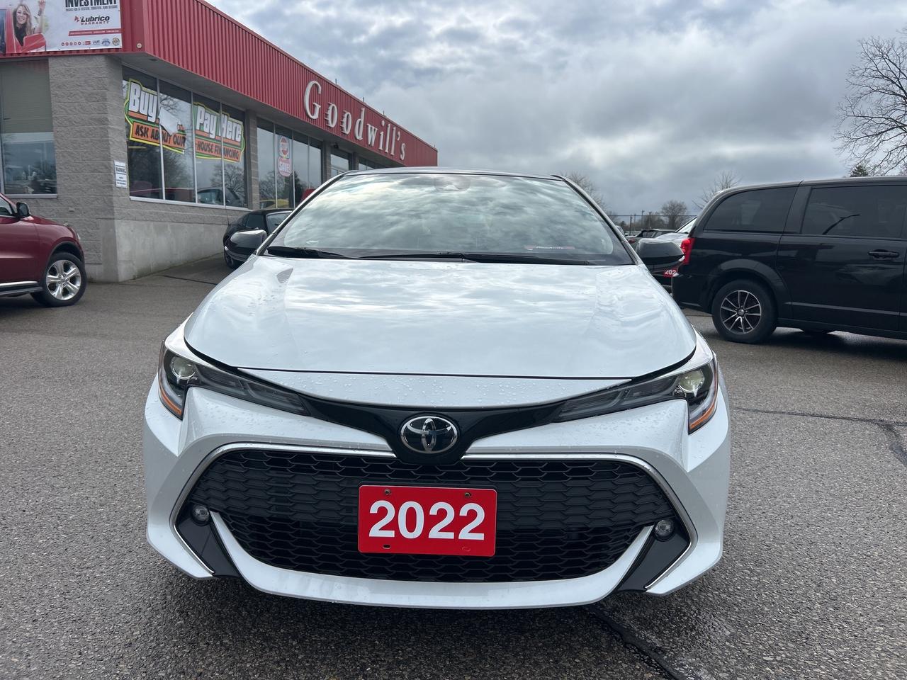 2022 Toyota Corolla Hatchback XSE, AUTO, ONLY 24 000 KMS, HEATED LEATHER! Photo