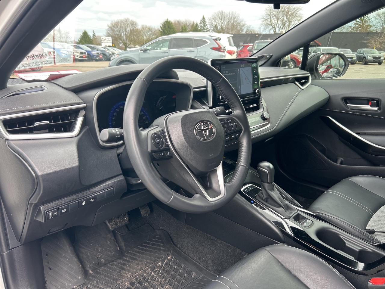 2022 Toyota Corolla Hatchback XSE, AUTO, ONLY 24 000 KMS, HEATED LEATHER! Photo