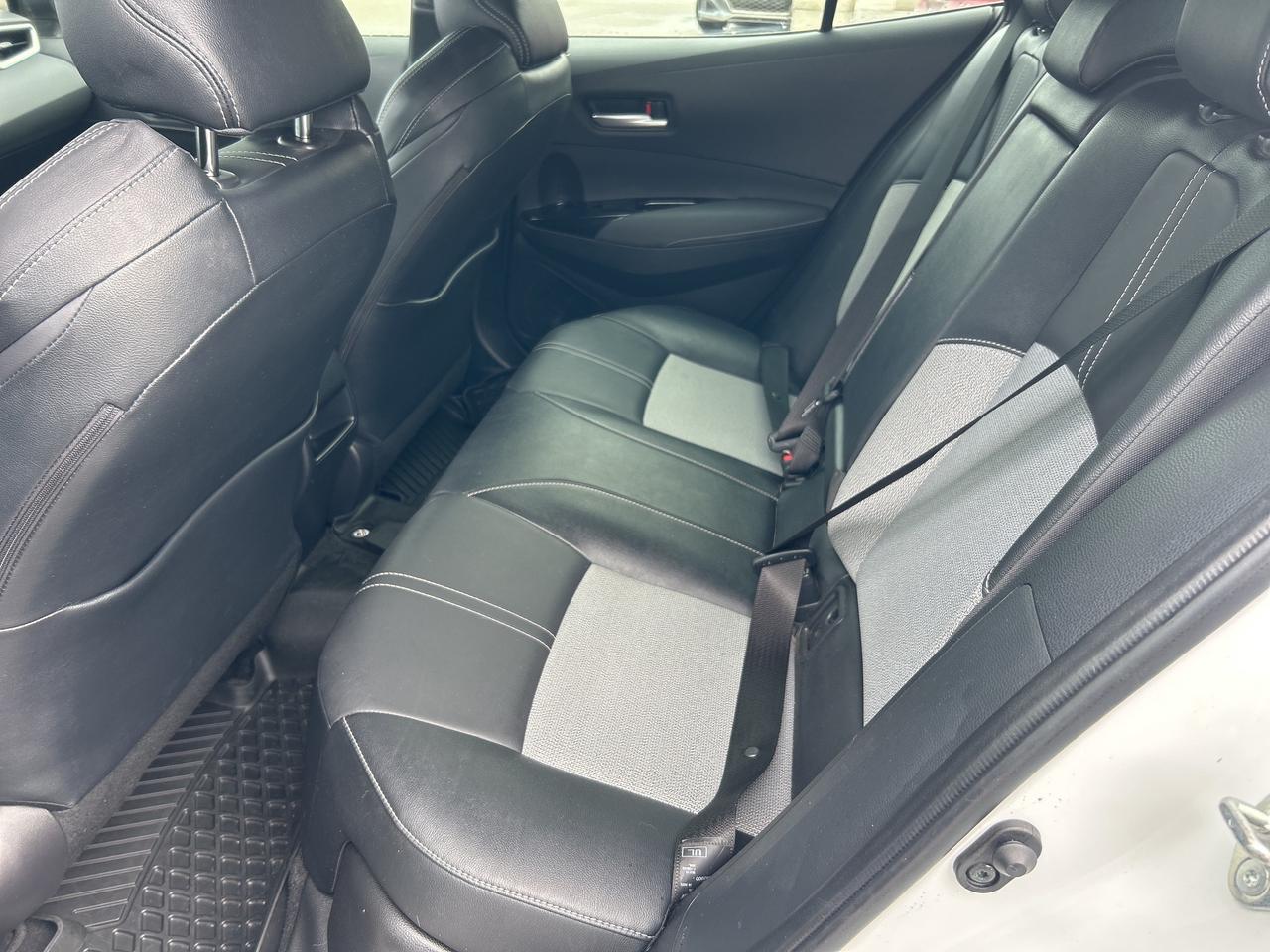 2022 Toyota Corolla Hatchback XSE, AUTO, ONLY 24 000 KMS, HEATED LEATHER! Photo