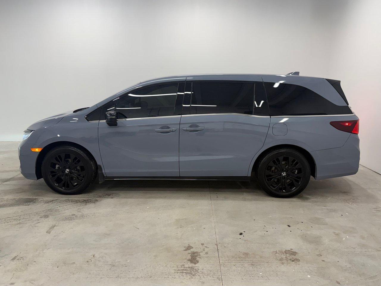 2025 Honda Odyssey Black Edition Photo2