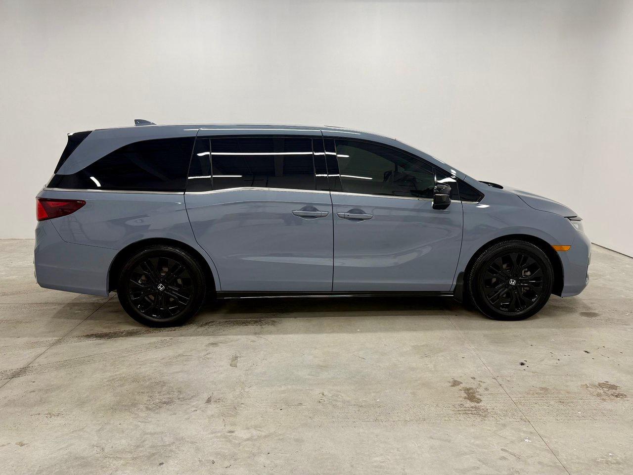 2025 Honda Odyssey Black Edition Photo3