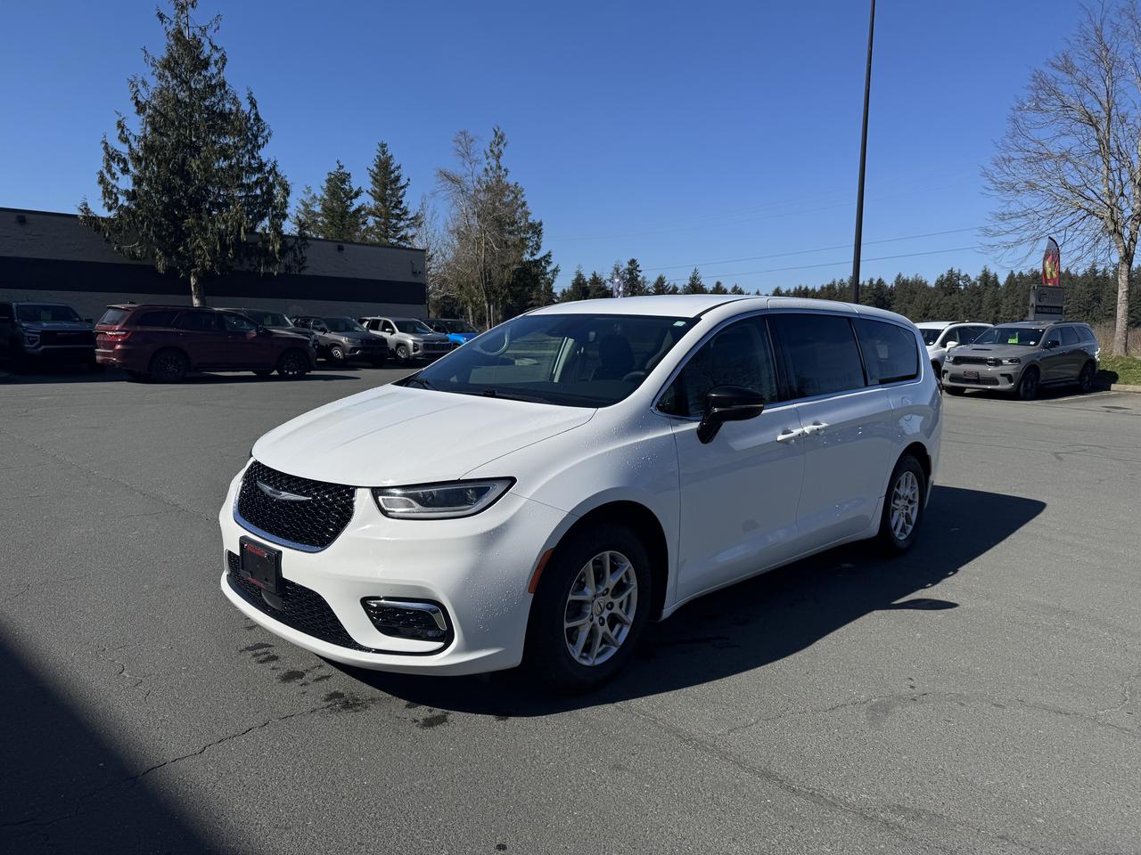 Used 2024 Chrysler Pacifica Touring-L for sale in Campbell River, BC