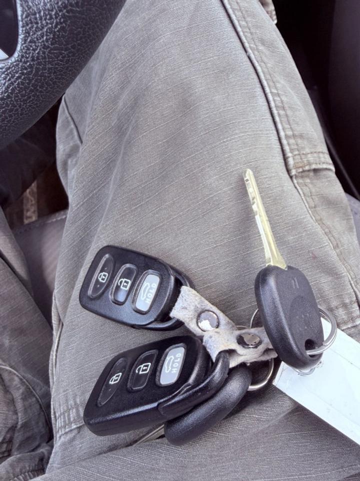 2012 Hyundai Elantra 4DR SEDAN Photo