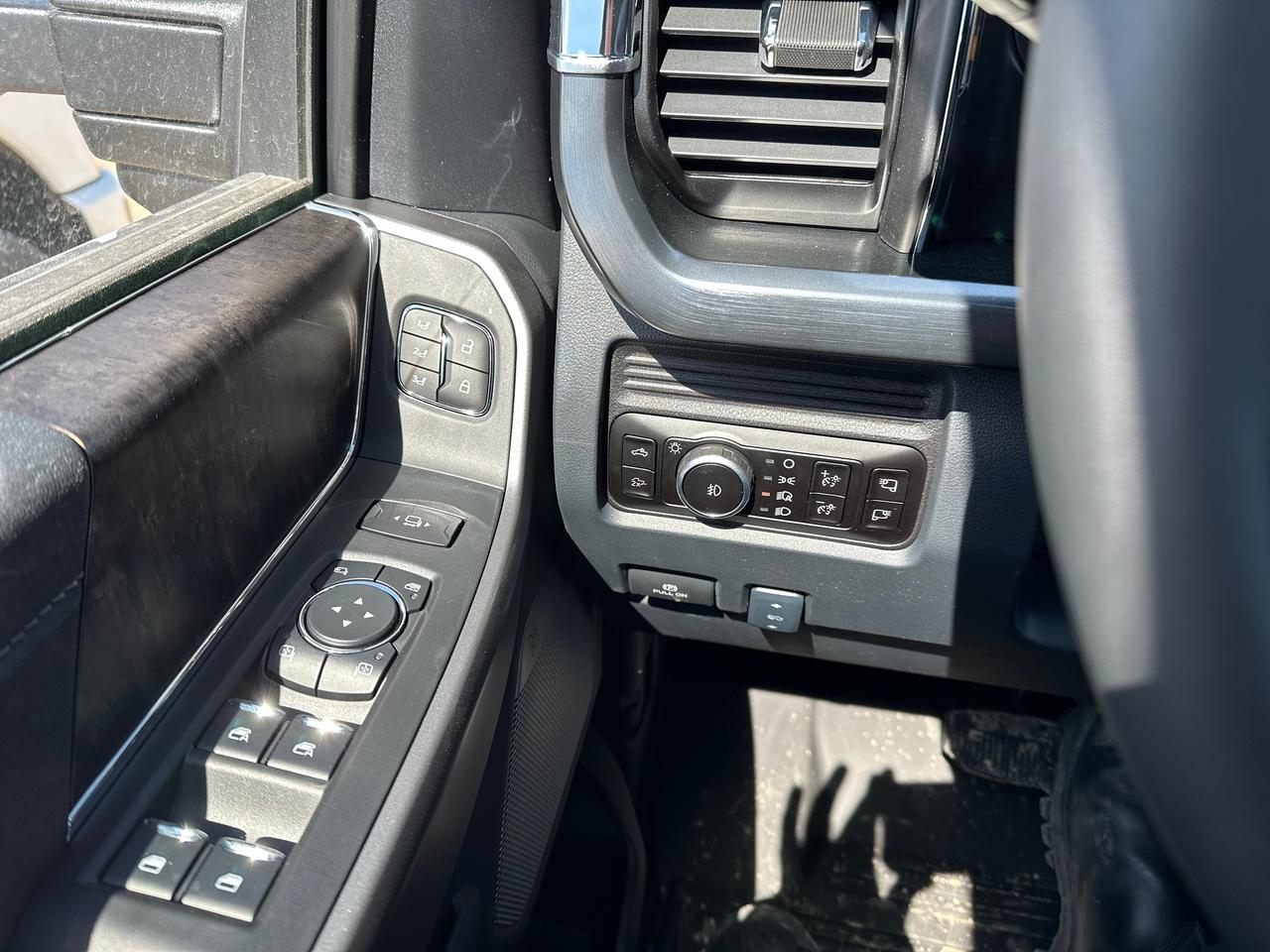 2026 Ford F-350 Super Duty DRW LARIAT 4WD Crew Cab 8' Box 628A Photo5