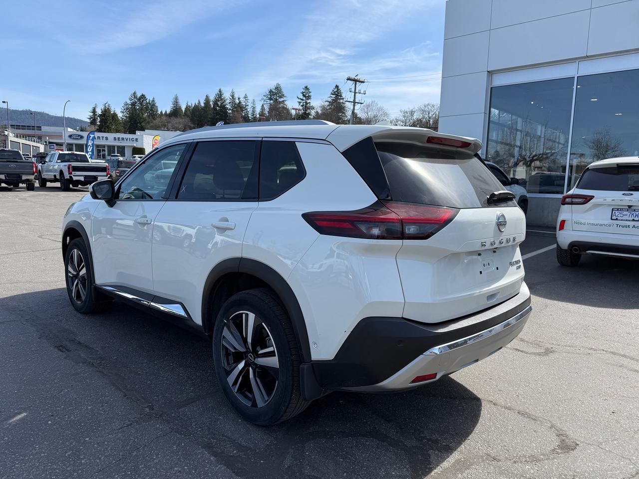 2023 Nissan Rogue Platinum Photo2