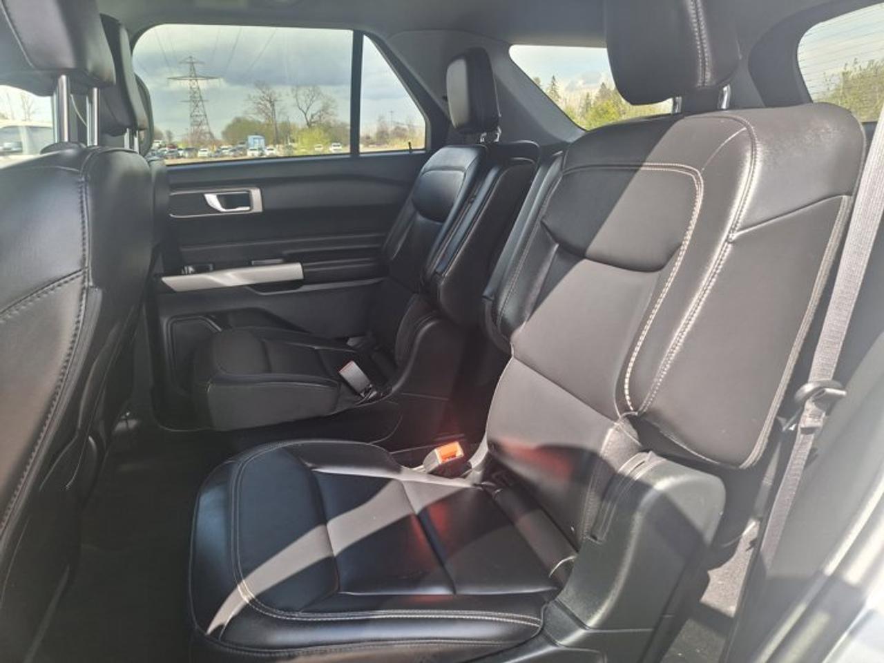 2024 Ford Explorer XLT AWD | Leather | Heated Seats | CarPlay + Android | Rear Camera | and More ! Photo
