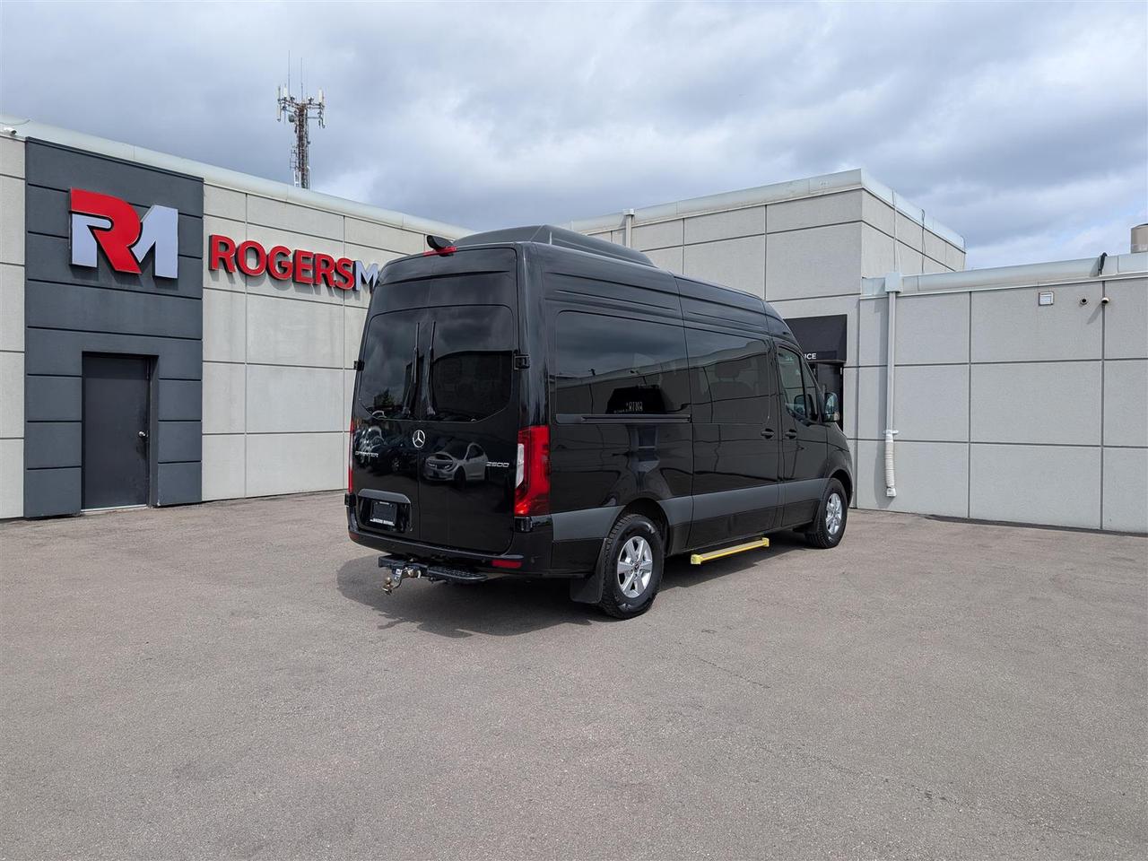 2024 Mercedes-Benz Sprinter 2500 PASSENGER 144 WB - PWD DOOR - 360 CAM - TECH FEATS Photo