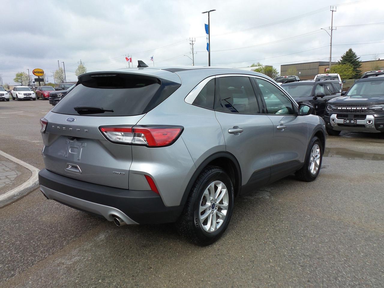 2022 Ford Escape SE, AWD, 1.5L ECOBOOST! LOCAL TRADE! HEATED SEATS! Photo