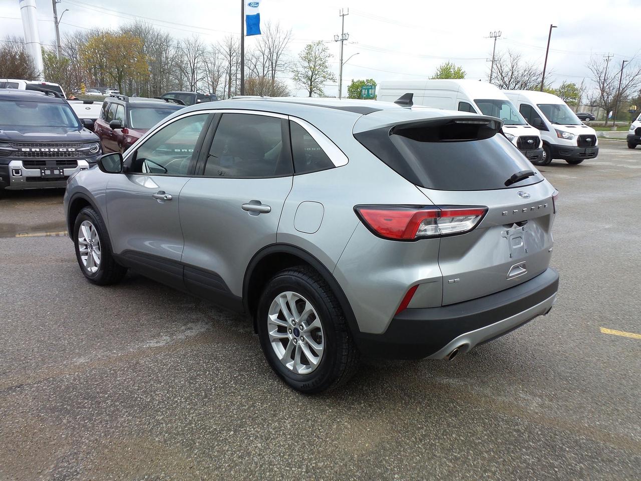 2022 Ford Escape SE, AWD, 1.5L ECOBOOST! LOCAL TRADE! HEATED SEATS! Photo