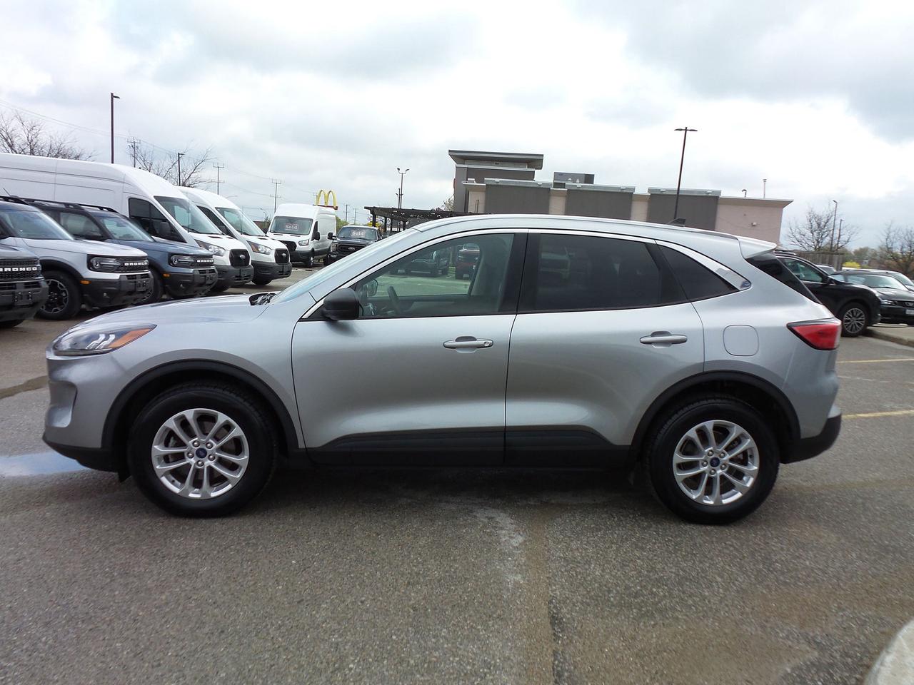 2022 Ford Escape SE, AWD, 1.5L ECOBOOST! LOCAL TRADE! HEATED SEATS! Photo