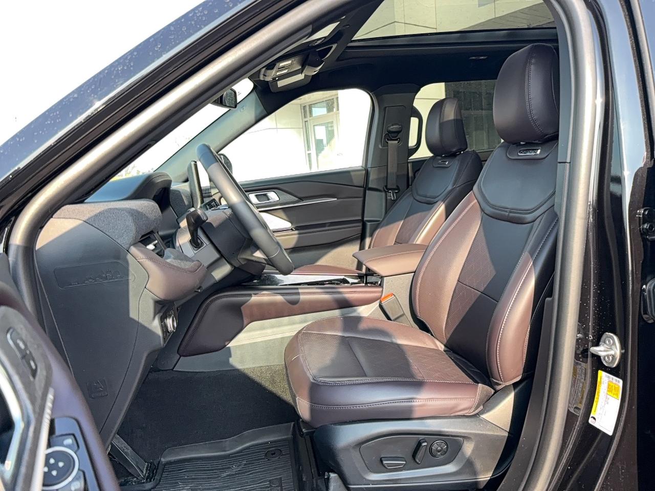 2026 Ford Explorer LOADED! 2.3L ECOBOOST! LEATHER, NAV, POWER GATE! Photo