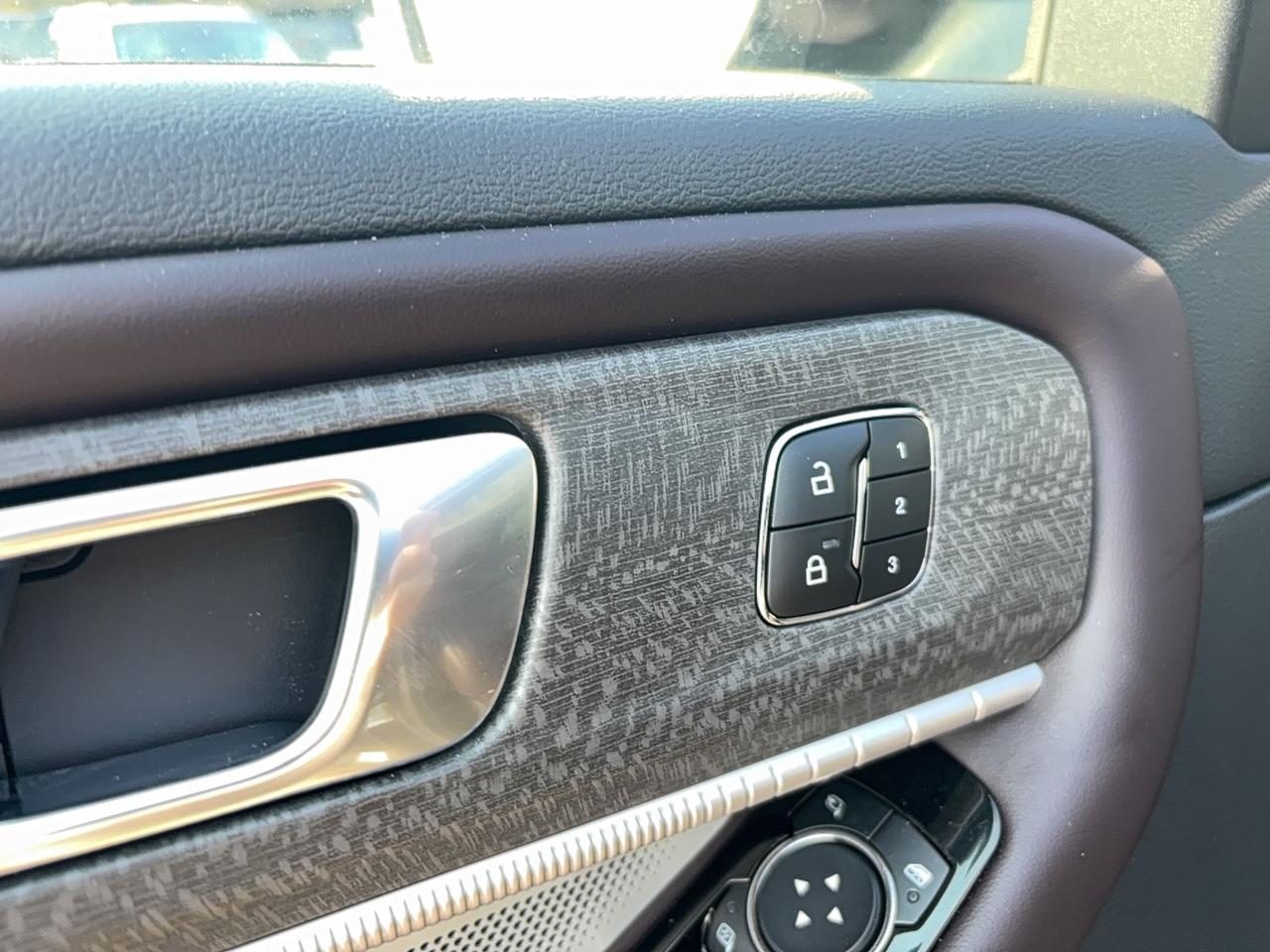 2026 Ford Explorer LOADED! 2.3L ECOBOOST! LEATHER, NAV, POWER GATE! Photo