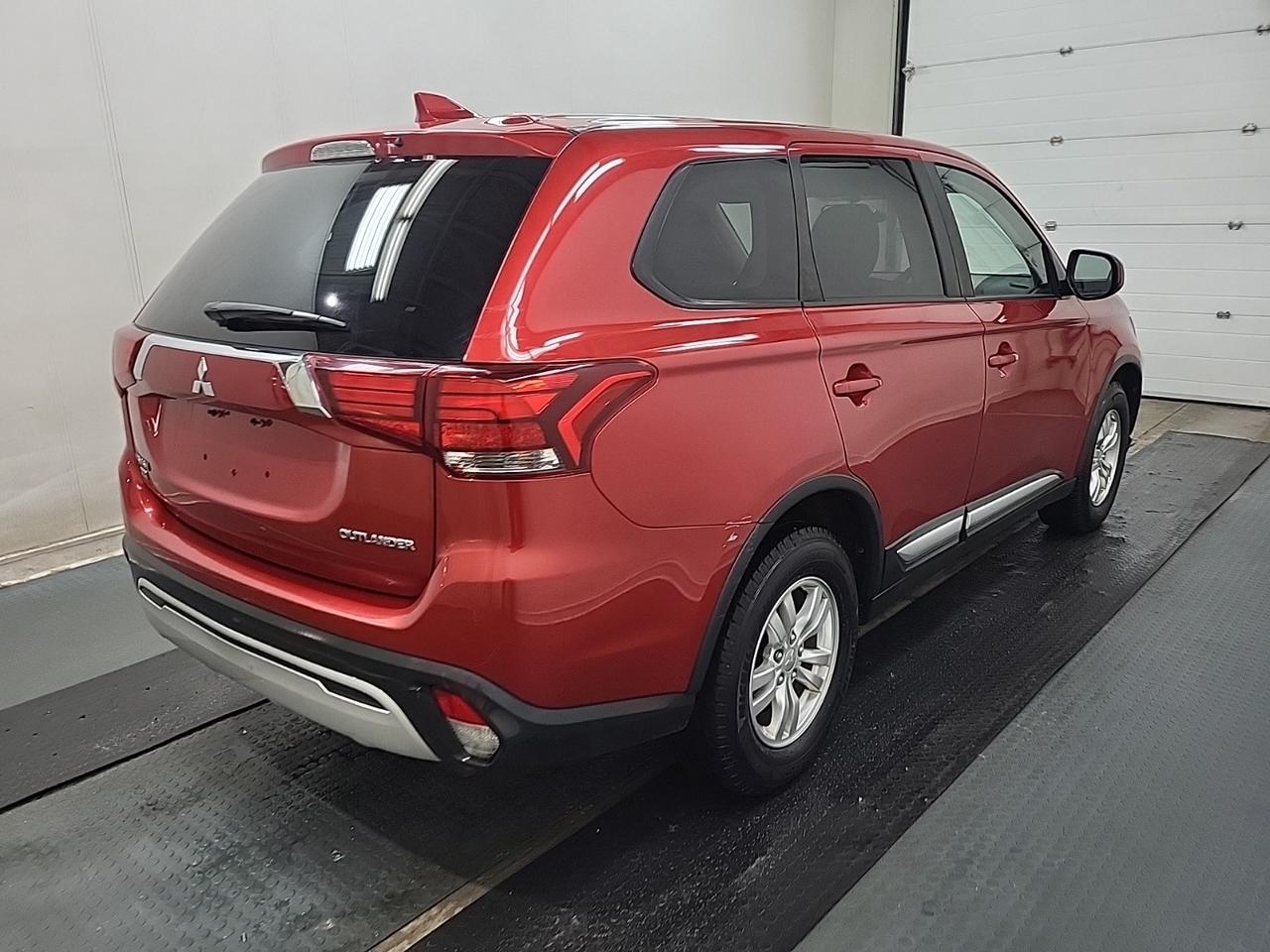 2019 Mitsubishi Outlander ES Photo