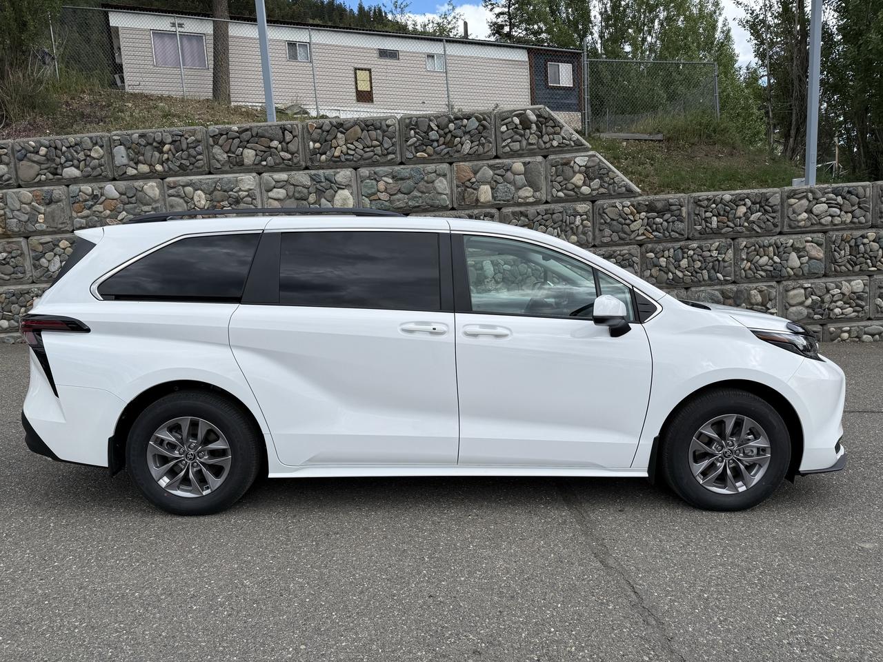 2026 Toyota Sienna LE AWD Photo