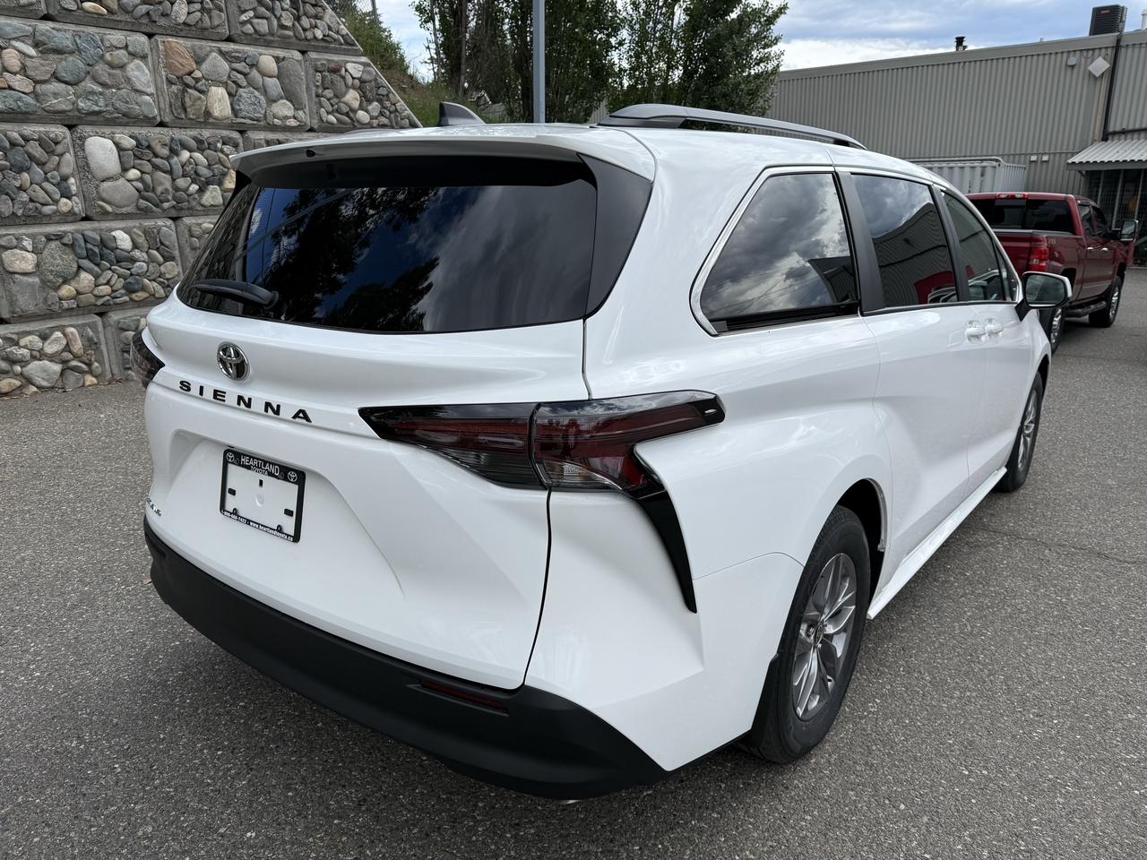 2026 Toyota Sienna LE AWD Photo