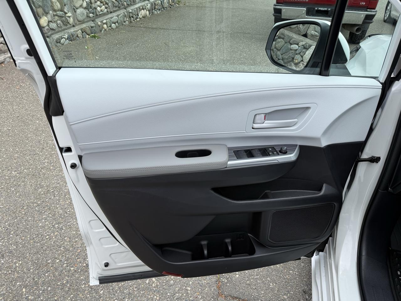 2026 Toyota Sienna LE AWD Photo