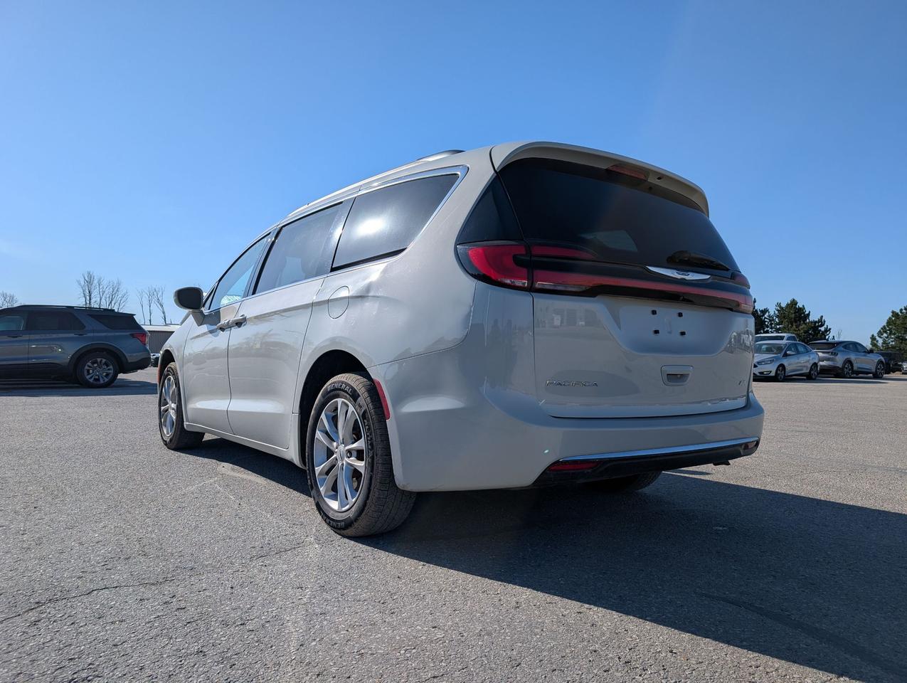 2021 Chrysler Pacifica Touring AWD Photo3