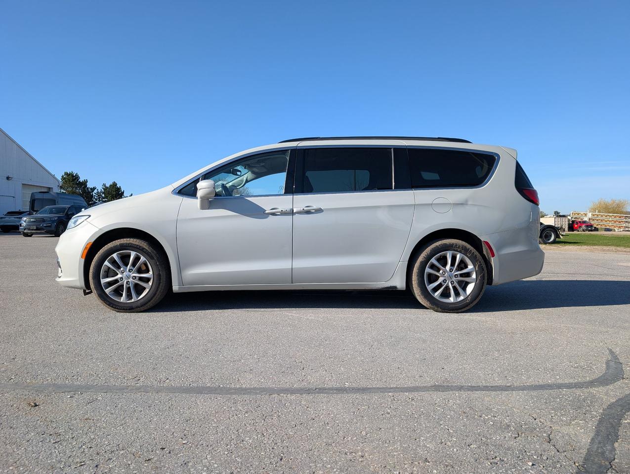 2021 Chrysler Pacifica Touring AWD Photo2