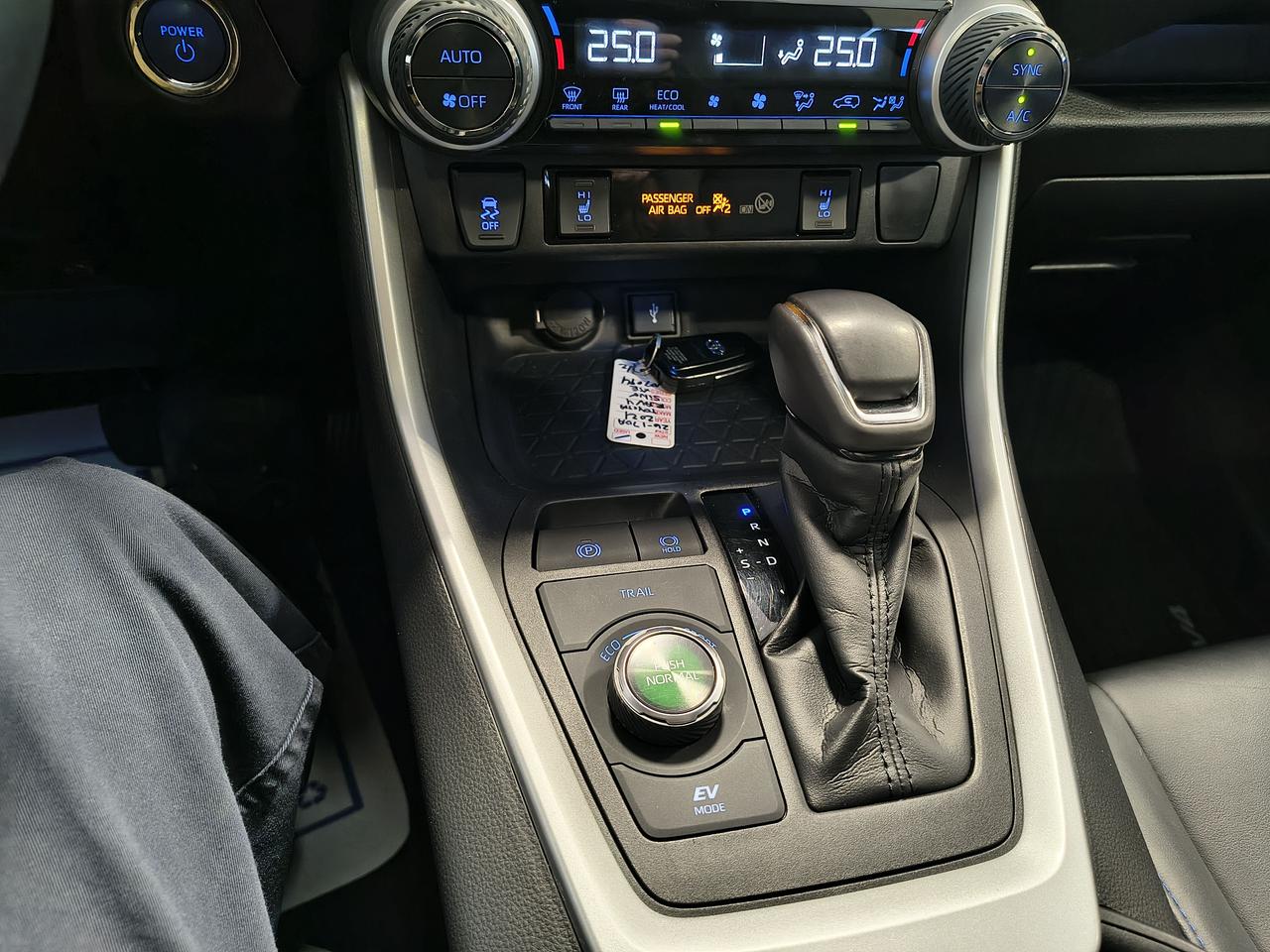 2021 Toyota RAV4 Hybrid XLE Photo