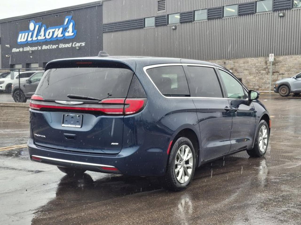 2023 Chrysler Pacifica Touring L AWD | Leather | Heated Steering + Seats | Power Hatch + Sliding Doors | CarPlay & More ! Photo