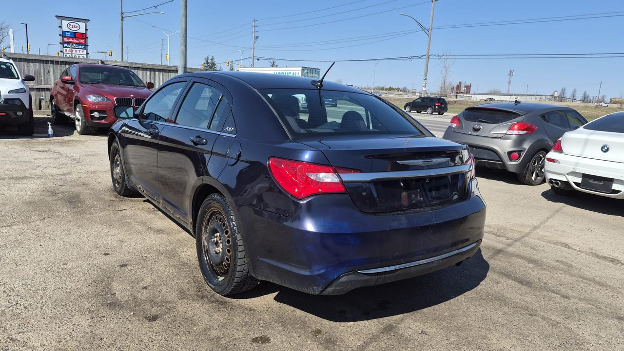 2012 Chrysler 200 LX Photo2