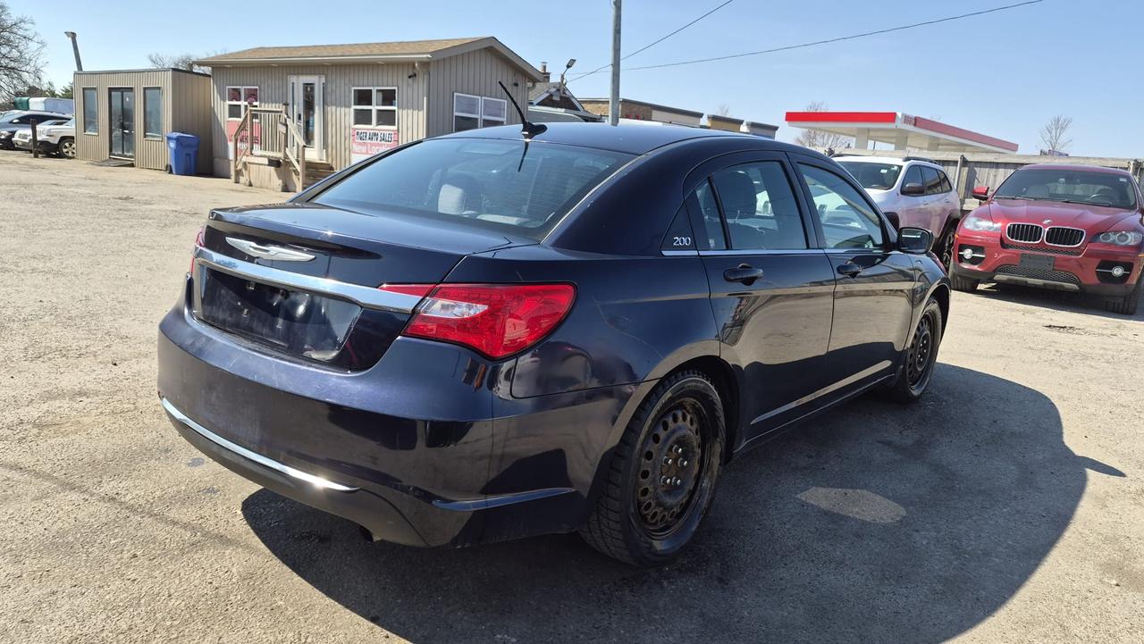 2012 Chrysler 200 LX Photo4