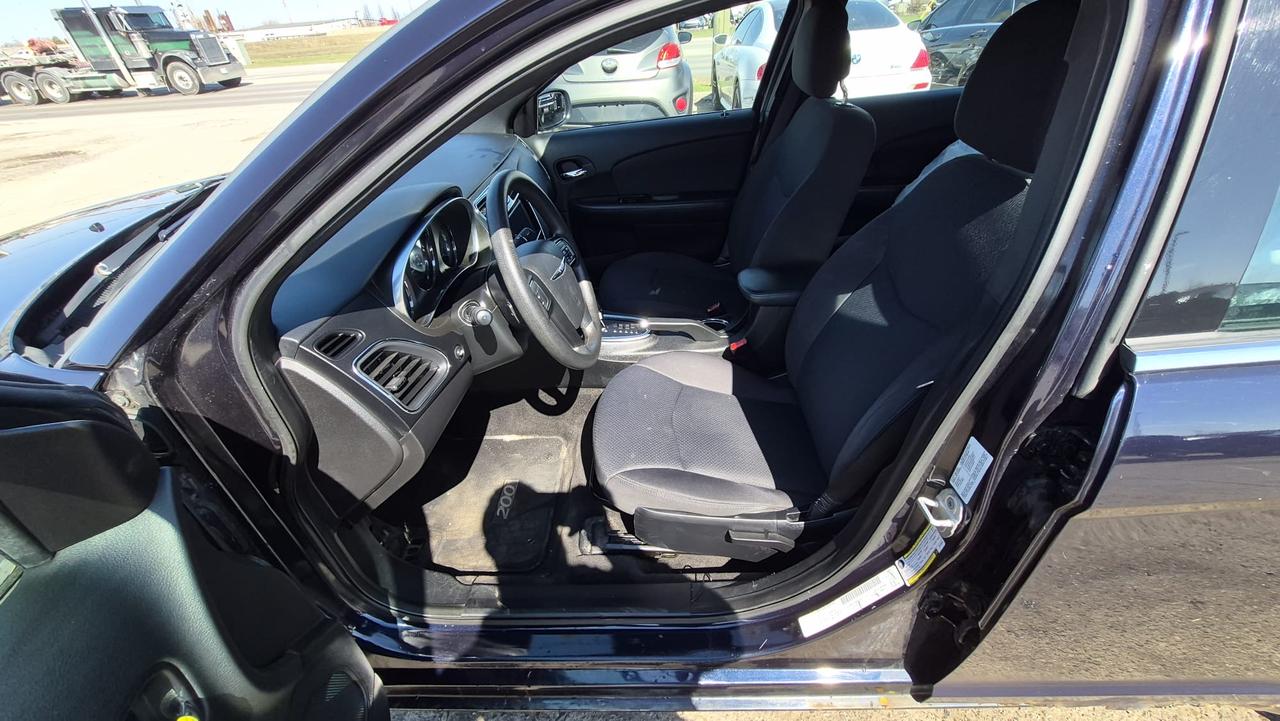2012 Chrysler 200 LX Photo