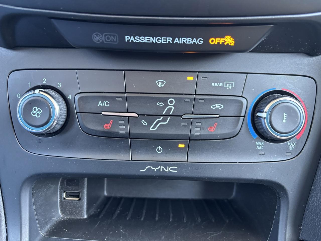 2015 Ford Focus SE *30 FORD DEALER SERVICE RECORDS* Photo