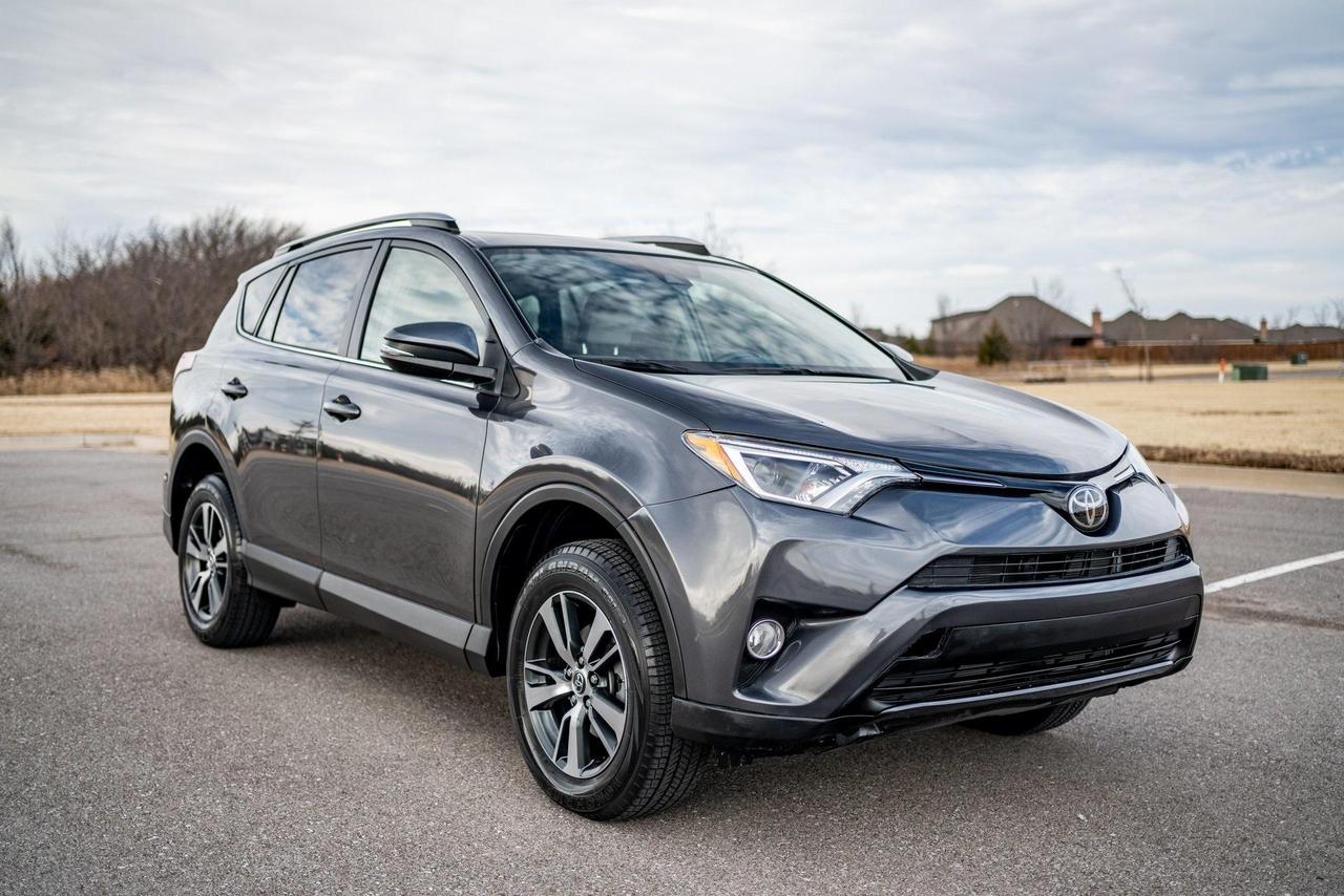 2018 Toyota RAV4 LE/ ONE OWNER / NO ACCIDENT/ REAR CAM / AC / CLEAN - Photo #1