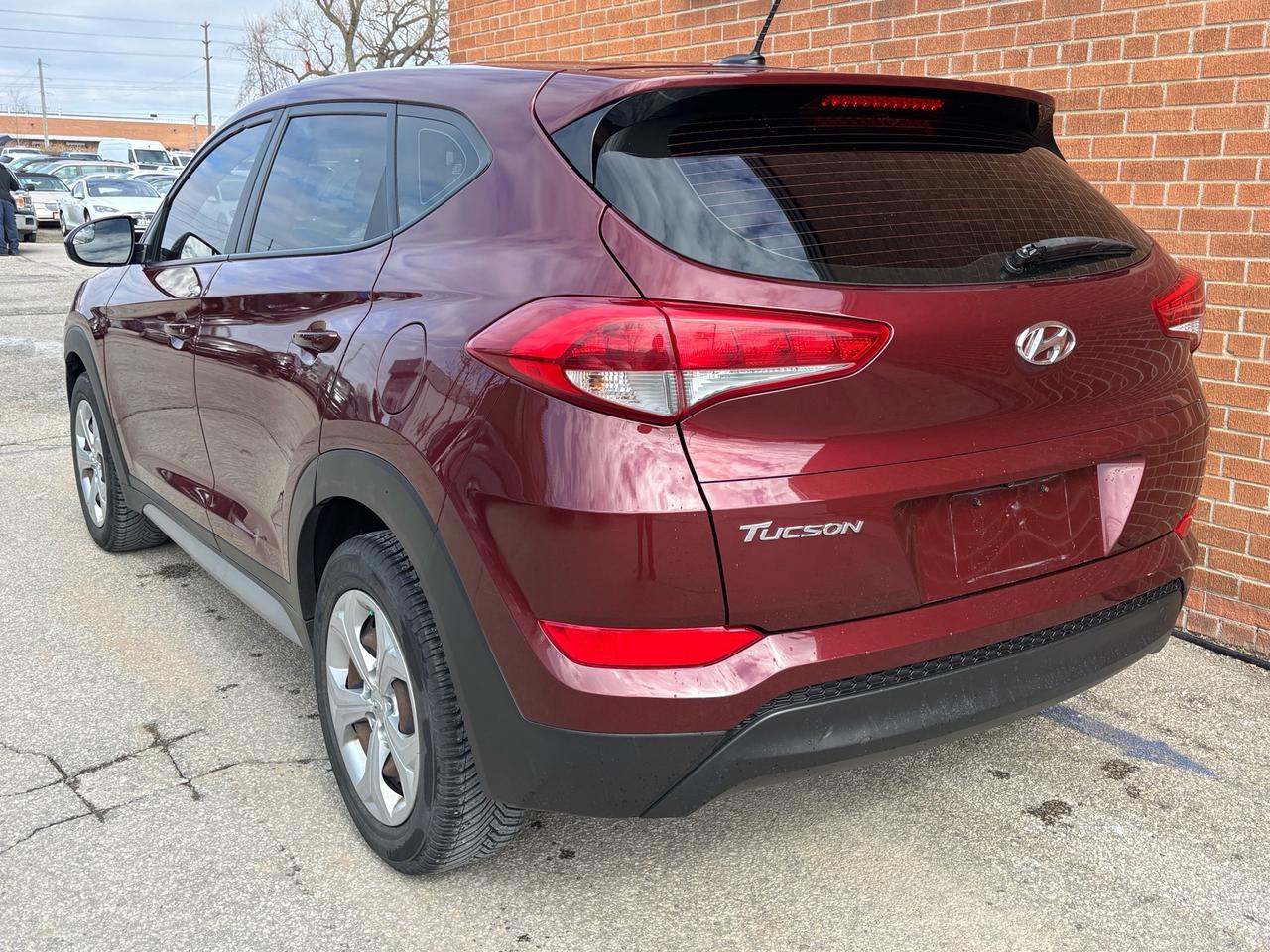 2017 Hyundai Tucson FWD 4DR 2.0L Photo3