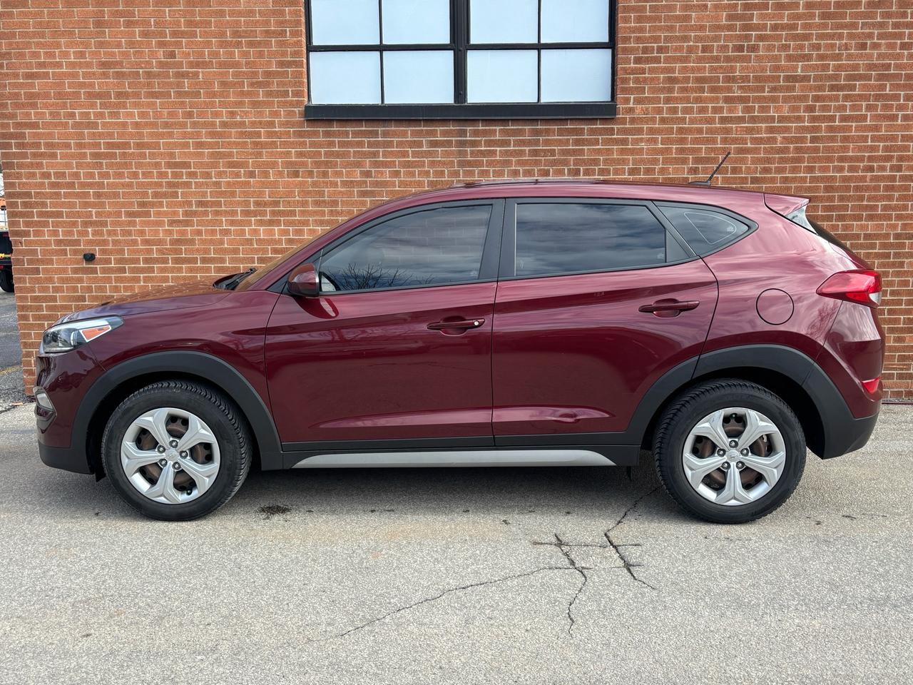 2017 Hyundai Tucson FWD 4DR 2.0L Photo2