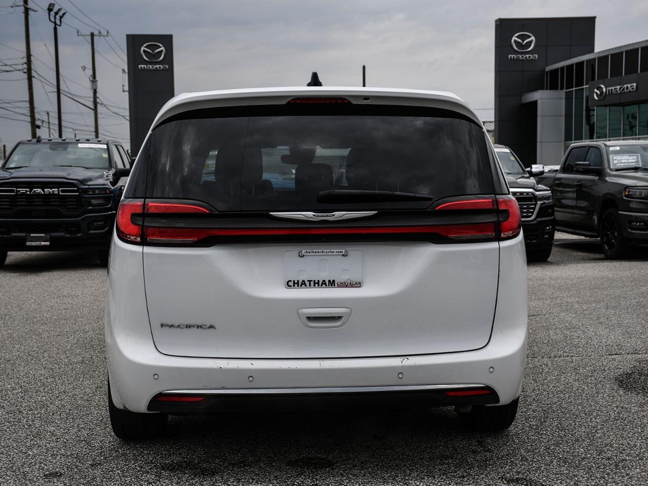 2023 Chrysler Pacifica Touring L FWD Photo2